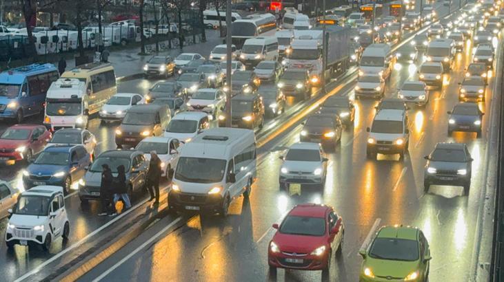 İstanbul'da Günün İlk İş Günü Trafik Kaosu: Okulların Açılması Yoğunluğu Artırdı