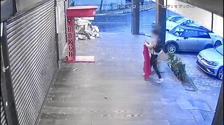 Beylikdüzü'nde İş Yeri Önündeki Türk Bayrağı İndirildi: Polis Şüpheliyi Arıyor