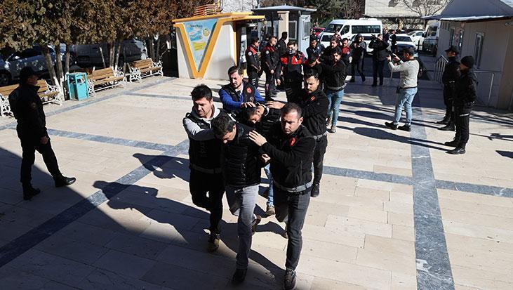 Kuyumcu Soygunu Şüphelileri Adliyeye Sevk Edildi: Polis Memuru Yaralandı