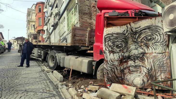 Beşiktaş'ta Yokuştan Kaygan Zeminde Kayıp Duvara Çarpan TIR, Faciayı Önledi