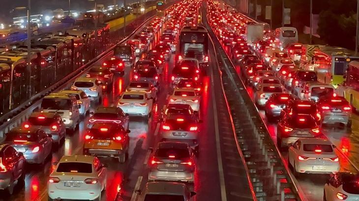 İstanbul Trafiğinde Kırmızı Alarm: Yoğunluk Yüzde 90'a Dayandı