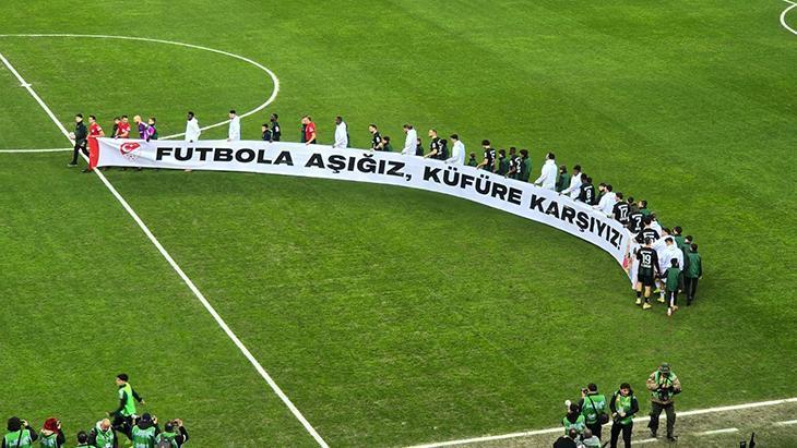 Kocaelispor ve Beşiktaş Maçında Dikkat Çeken Pankart: "Küfüre Karşıyız"