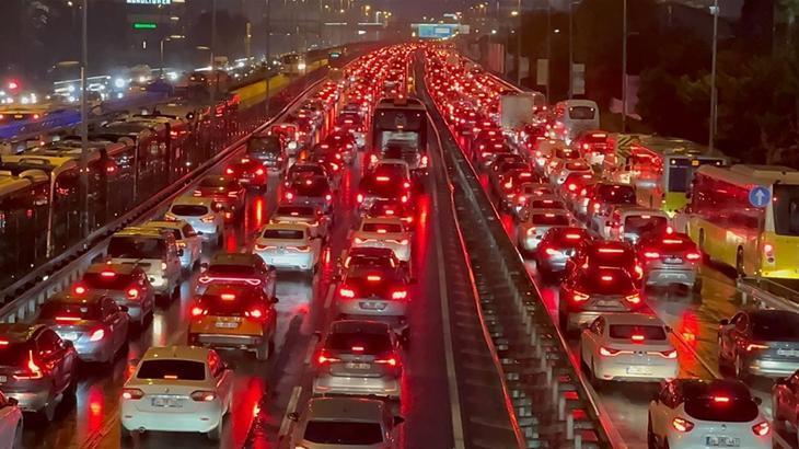 İstanbul'da Akşam Saati Trafiği Kilitlendi: Yoğunluk Yüzde 76'ya Ulaştı