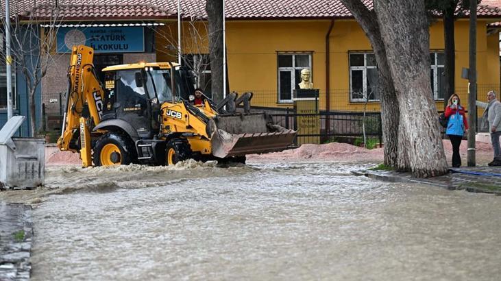 Manisa'da Sağanak Yağışlar Sele Yol Açtı: Dere Taştı, Alanlar Sular Altında Kaldı