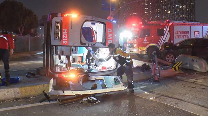 Kartal'da Trafik Faciası: Ambulans Ciple Çarpıştı, 3 Kişi Yaralandı