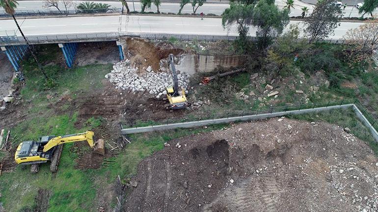 Adana'da köprü yıkımından bir görüntü