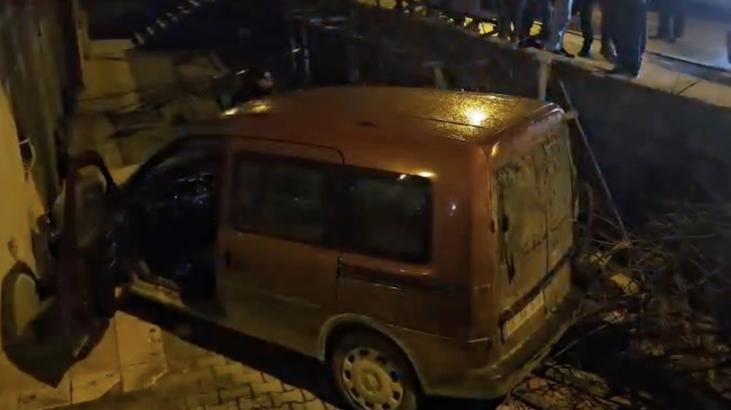 Otomobillerin Çarpışması Sonucu Hafif Ticari Araç Apartman Boşluğuna Uçtu: İki Kişi Yaralandı