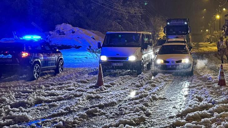 Muş-Bingöl Karayolunda Kış Koşulları: 40 Araç ve 80 Kişi Mahsur Kaldı, Ekipler Seferber Oldu