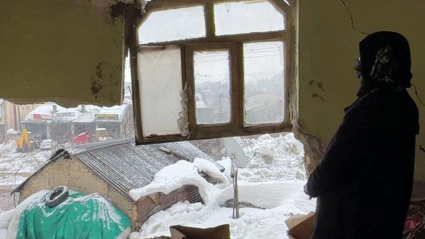 Yoğun Kar Yağışı Tek Başına Yaşayan Kadının Evini Yıkıverdi: "Kapıyı Açınca Göğü Gördüm"