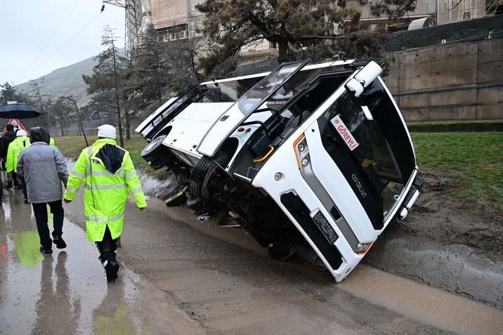 Isparta'da Ring Aracı Devrildi: 3 Jandarma Personeli Yaralandı
