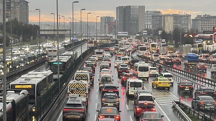 İstanbul'da Trafik Felci: Yoğunluk Yüzde 90'a Dayandı