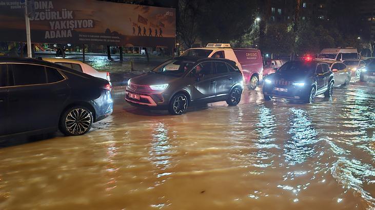 Adana'da Şiddetli Yağış Hayatı Felç Etti: Caddeler Sular Altında Kaldı, Araçlar Mahsur Düştü