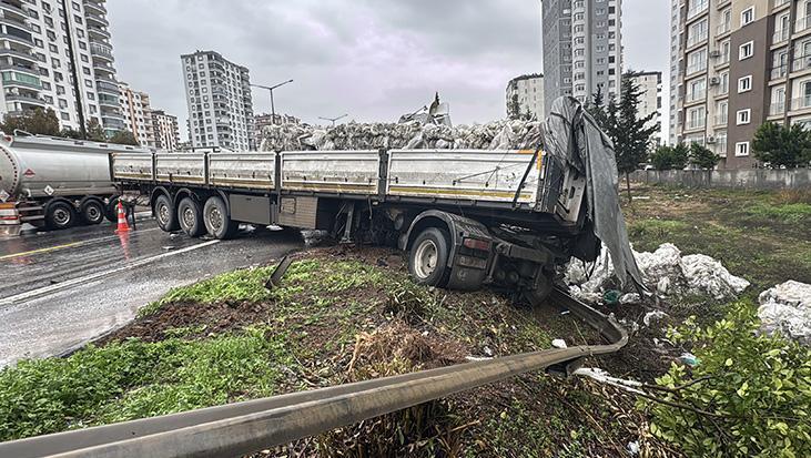 Adana'da Trafik Kazası: Tır Şarampole Yuvarlandı