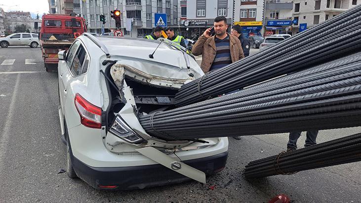 Otomobilin Arka Camına İnşaat Demirleri Saplandı: Sürücüler Şans Eseri Kurtuldu