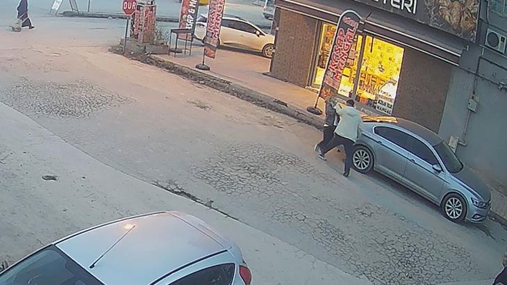 Malatya'da Şiddet Anları Kamerada: Birlikte Yaşadığı Kadını Sokak Ortasında Silahla Tehdit Etti
