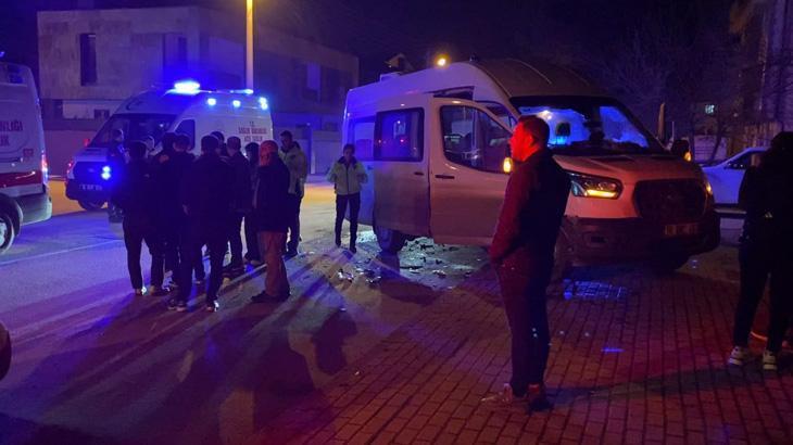 Bursa'da Trafik Kazası: Servis Minibüsü ve Otomobil Çarpıştı, 9 Kişi Yaralandı
