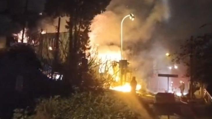 Üsküdar'da Metruk Binada Gece Yarısı Yangını: Ekipler Hızla Müdahale Etti