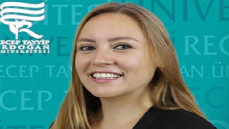 Akademisyen Balkondan Düşerek Hayatını Kaybetti