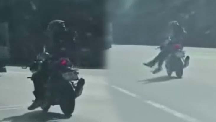 Trafikte Akıl Almaz Tehlike: Motosiklet Sürücüsü Ayaklarını Sarkıtarak Seyir Halinde