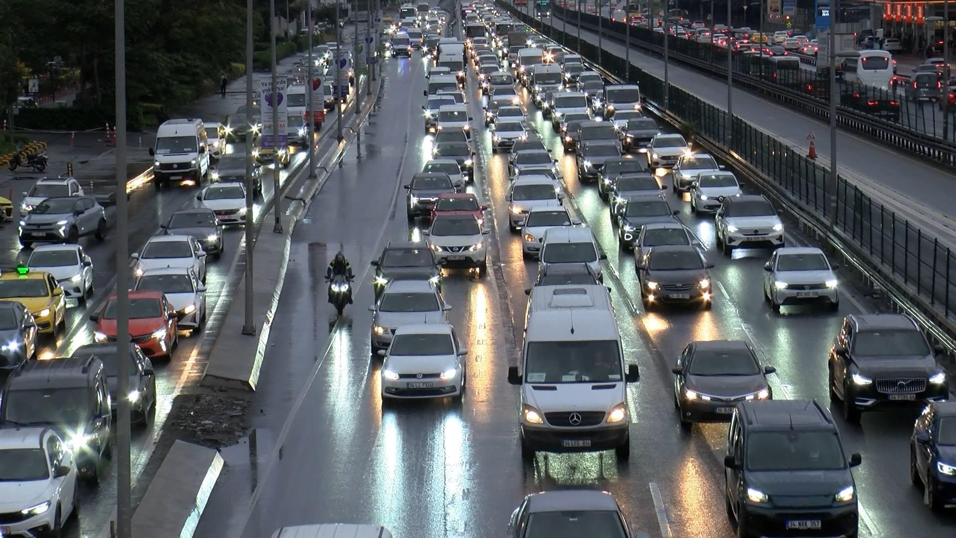 İstanbul'da Trafik Felci: Anadolu Yakası'nda Yoğunluk Yüzde 90'a Dayandı