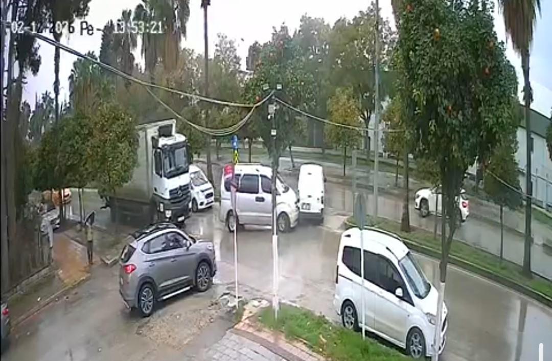 Adana Bulvarında Tehlikeli Dönüş Noktaları Kazalara Yol Açıyor: Esnaf Çözüm Bekliyor