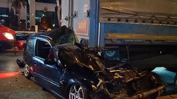 Bursa'da Tehlikeli Kaza: Otomobil TIR'ın Altına Girdi