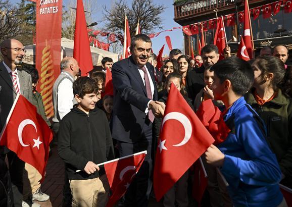 Bakan Tekin, İstiklal Marşı'nın Kabulü Töreninde Öğrencilerle Buluştu
