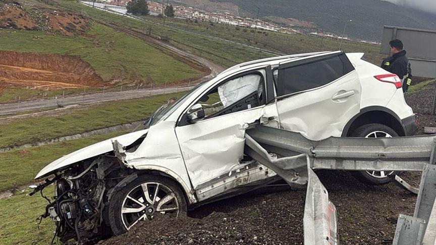 Otoyolda Korkunç Kaza: Bariyer Otomobile Saplandı, Can Kaybı ve Yaralılar Var