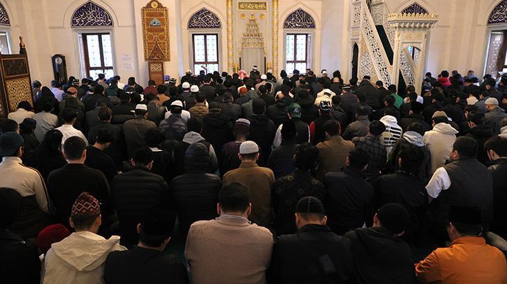 Tokyo'da Bayram Coşkusu: Binlerce Müslüman Camiye Akın Etti, Namaz 5 Kez Kılındı