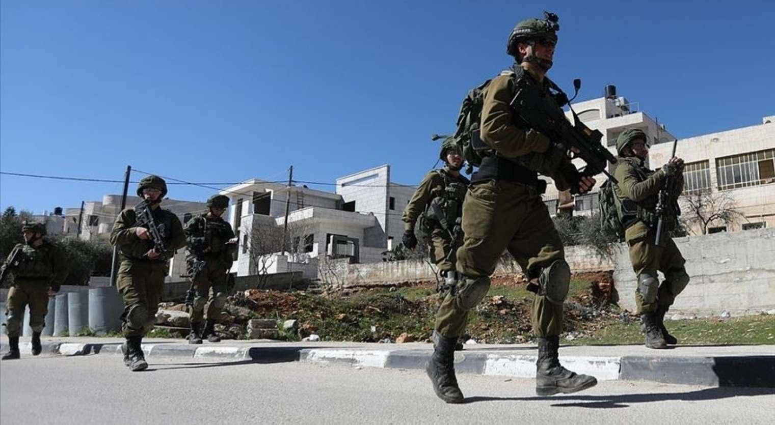 İsrail Askerlerinden Filistinli Kız Okuluna Baskın: Bayrak İndirildi, Okula Zarar Verildi