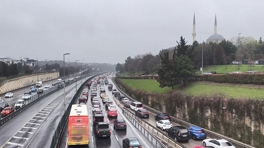 İstanbul'da Bayram Seyahati Trafikte Kilitlendi
