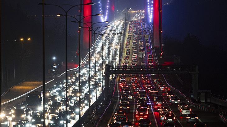 İstanbul'da Bayram Dönüşü Trafik Felci: Ana Arterler Kilometrelerce Uzadı