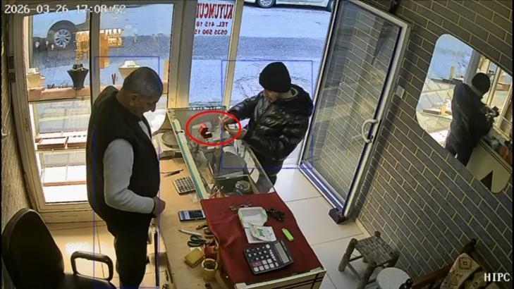 Kuyumcu Soygunu: 'Fotoğraf Çekeceğim' Diyerek 60 Bin Liralık Yüzükle Kayboldu