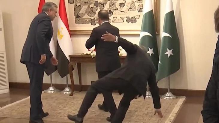 Pakistan Dışişleri Bakanı Karşılama Sırasında Yere Yığıldı