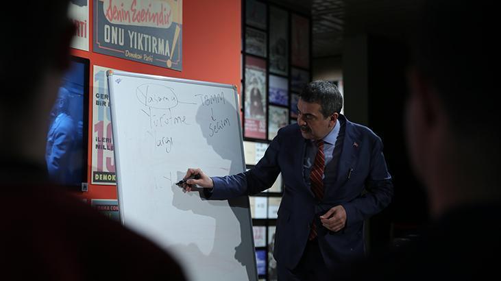 Milli Eğitim Bakanı Tekin, Öğrencilere Demokrasi Tarihi Dersi Verdi