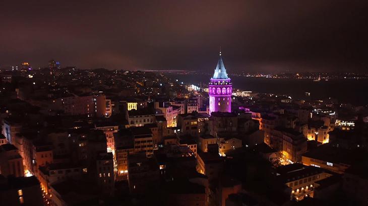 Galata Kulesi Kansere Karşı Farkındalık İçin Mor Işıkla Aydınlatıldı