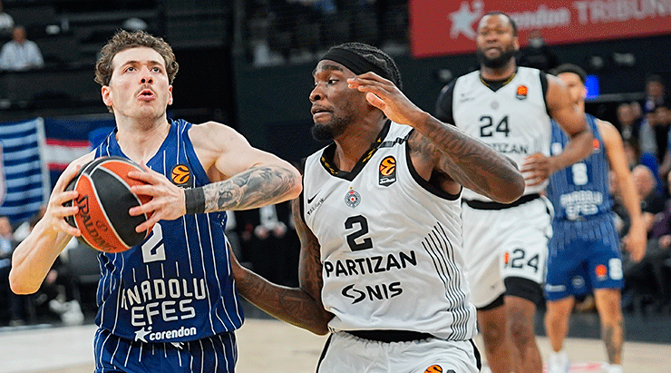 Anadolu Efes, EuroLeague'de Nefes Kesen Mücadeleyle Partizan'ı Devirdi