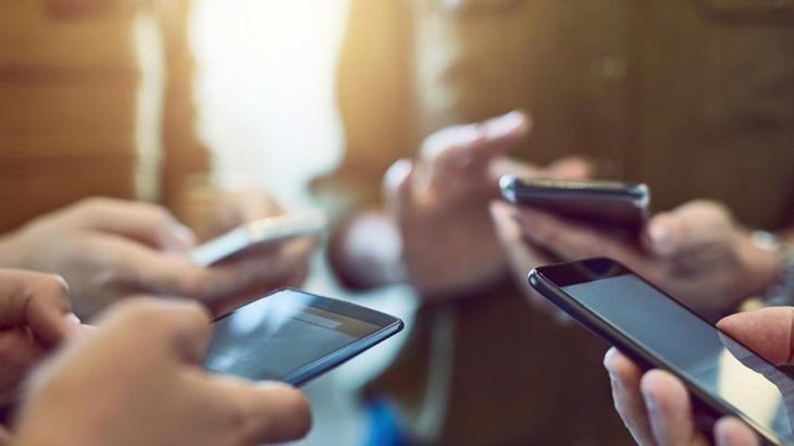 Polonya’da Okul Cep Telefonu Yasağı Genişliyor