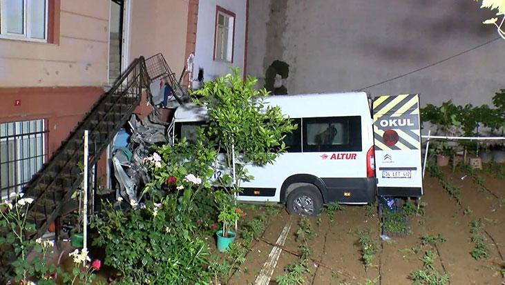İstanbul’da Cumhuriyet Mahallesi’nde Servis Minibüsü Kontrolünü Kaybederek Bahçeye Çakıldı: 1 Yaralı