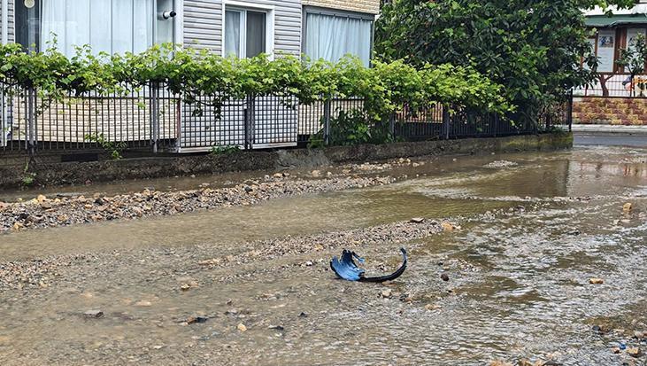 Ordu Ünye’de Şiddetli Sağanak Sokakları Göle Çevirdi