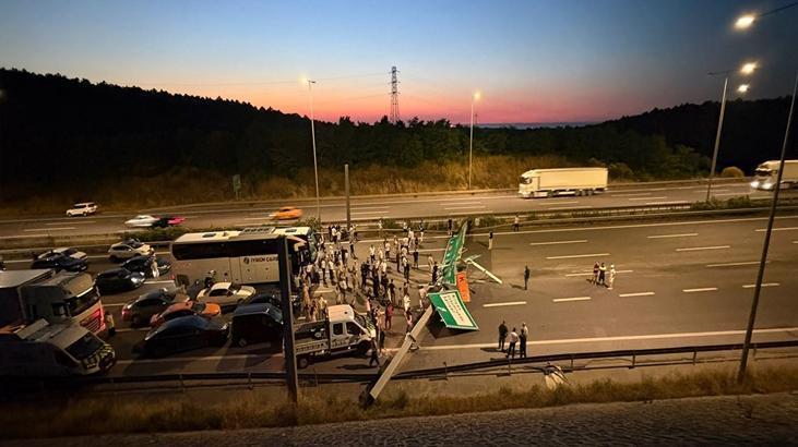 Hafriyat Kamyonu Kuzey Marmara Otoyolunda Tabelayı Devirdi