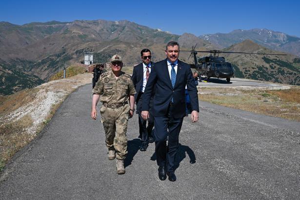 İçişleri Bakanı Çiftçi, Şemdinli'deki Stratejik Üs Bölgesini İnceledi